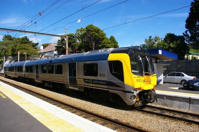 A two-unit train with a locomotive similar to the one involved in this incident. File photo taken in 2011: Simons27 | CC BY-SA 3.0 NZ Photo On a fine day, a two-unit train sits stationary at a suburban platform.