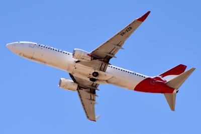 File photo of the incident aircraft, taking at Perth in 2019. ©Bahnfrend, CC BY-SA 4.0 via Wikimedia Commons A Boeing 737 in Qantas livery, seen close up from below.