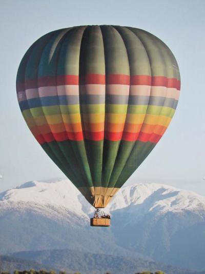 Cameron Ballons, A210, ZK-XXF on an earlier flight . Courtesy of Geoff Walker.